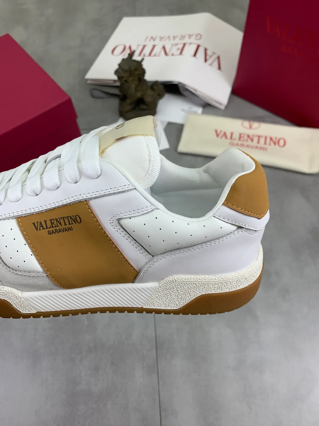 Men's men's shoes 💰P600 New model Latest Valentino Valentino V family new casual young fashion trend sports shoes Full of vitality No age limit Very light and comfortable on the feet Packaging Original purchase and development Production of goods Various color combinations are eye-catching Activate the charming sunny boy Shoe design combines coolness with daily style Full of street style Multi-color options!   Fabric: original material splicing/first-layer cowhide Lining: imported cowhide/original logo sweat-absorbent and breathable foot pad Outsole: TPU foam lightweight material outsole Brand injection insole Code number: 38-46 Full set of packaging Color: 3️⃣ colors available